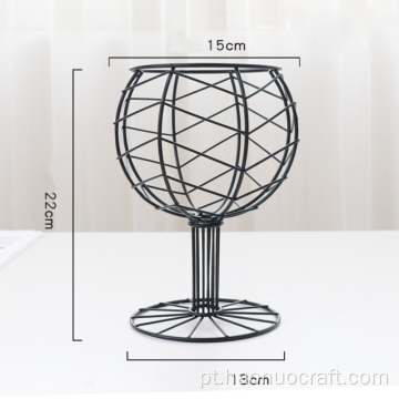 Cesta de frutas em copo de vinho tinto